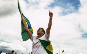 Nikolas critica STF e pede “despertar do Brasil” em ato em Brasília