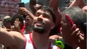 Paquetá chega ao Flamengo e é recebido por torcida