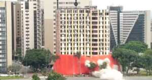 Hotel Torre Palace é implodido em Brasília