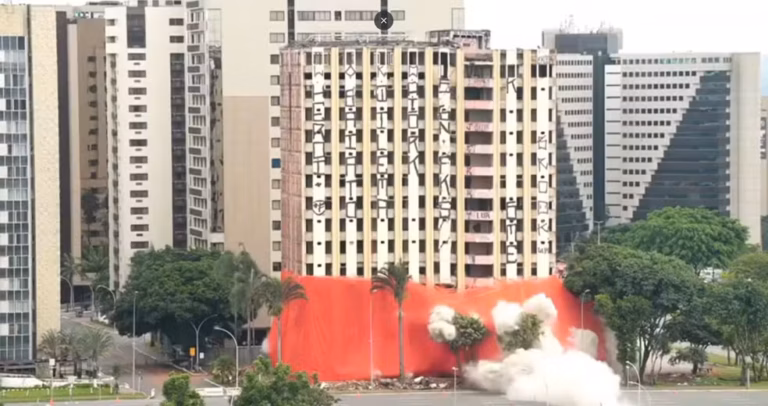 Hotel Torre Palace é implodido em Brasília