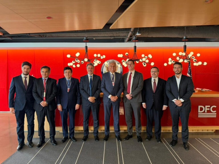 Caiado volta dos EUA com negociações para projetos em IA, data centers e minerais críticos