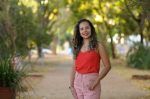 “Eu nunca tinha tomado a vacina antes porque o HPV era um universo completamente desconhecido para mim. Acabei recebendo durante o tratamento, mas não quero que minha filha passe pelo que eu passei. Ela já tomou a vacina e está protegida”, conta a advogada Nayara Alves. Foto: Matheus Oliveira/ Agência Saúde DF